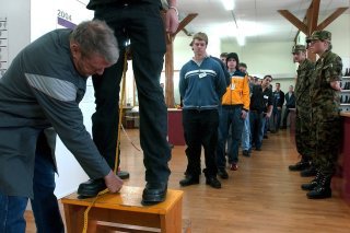 Les mensurations sont prisent pour pouvoir remettre des uniformes aux recrues.